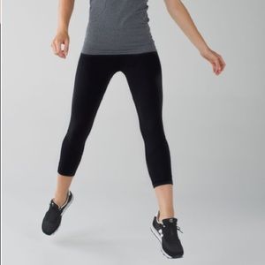 Black Lululemon pace rival crop size 4